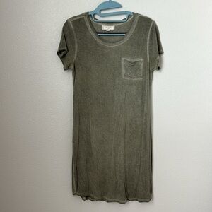 Cute tee-shirt dress in green/grey color